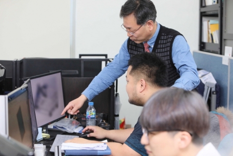 18일 장병록 인하대 제조혁신전문대학원 교수와 연구원들이 김현태드림센터에 마련된 실험실에서 연구과제를 살피고 있다.