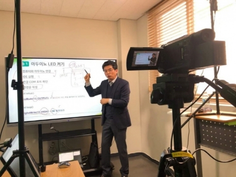 삼육보건대 이준혁 교수가 온라인 수업을 진행하고 있다.