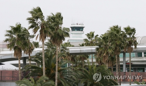 ‘태풍급 강풍’ 제주공항, 윈드시어 특보···“운항정보 확인해야”