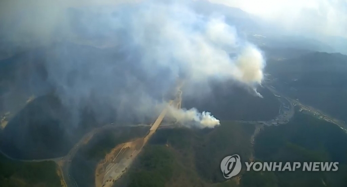 울산서 ‘산불 진화’ 헬기 1대 추락···1명 구조·1명 생사 미확인. 사진=연합뉴스