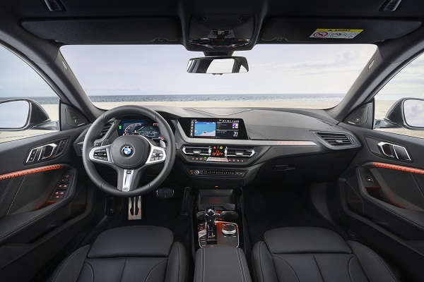 뉴 220d 어드밴티지를 제외한 전 모델에 ‘일루미네이티드 인테리어 트림 피니셔’가 적용된다. 운전자의 기분이나 분위기에 따라 총 6가지 색상 중 한 가지를 선택할 수 있다. 사진=BMW 제공
