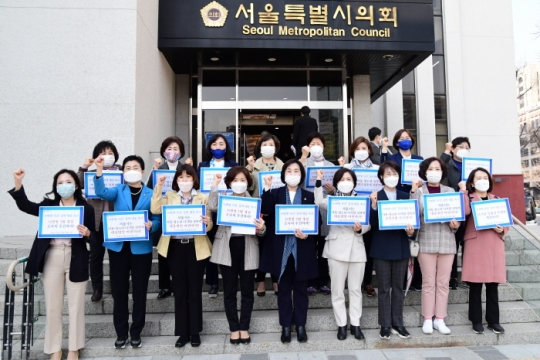 24일 서울시의회 여성의원들이 n번방 개설자와 참여자에 대한 강력 처벌을 촉구하고 있다.