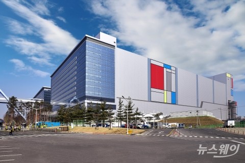 삼성전자, 업계 첫 EUV 적용 D램 양산