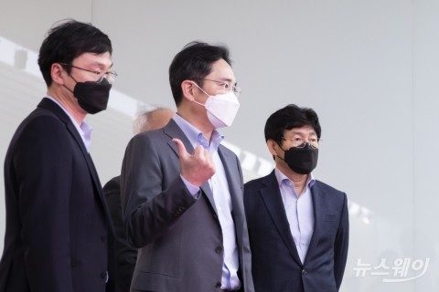 삼성종합기술원 찾은 이재용 “어렵고 힘들 때 미래 철저히 준비”