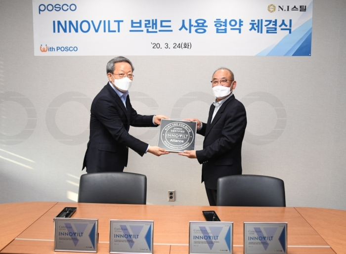 포스코와 NI스틸은 24일 NI스틸 서울사무소에서 첫번째 이노빌트(INNOVILT) 브랜드 사용 협약을 체결하고 이노빌트 현판을 전달하고 있다. 사진 왼쪽 포스코 정탁 마케팅본부장, 사진 오른쪽 NI스틸 배종민 대표이사(회장). 사진=포스코 제공