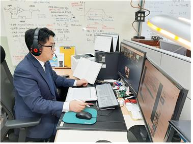 한국폴리텍대학 남인천캠퍼스 로봇전자과 이용성 교수가 비대면 수업을 진행하고 있다.