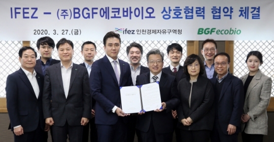 27일 이원재 인천경제청장(가운데 오른쪽)이 홍정혁 BGF에코바이오 대표이사와 상호협력 협약을 체결하고 있다.
