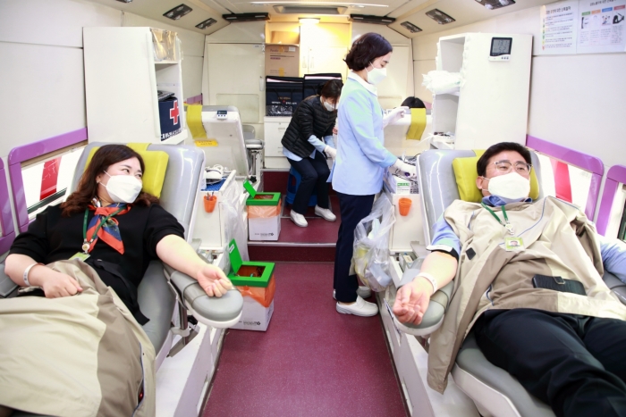 한국국토정보공사 직원들이 코로나19로 인한 혈액수급 비상상황 극복에 도움을 주고자 30일 단체 헌혈을 실시하고 있다.
