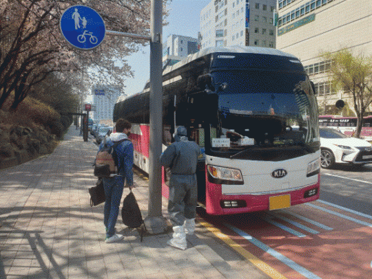 성남시가 전세버스를 이용해 해외입국자들을 자체 특별 수송하는 모습