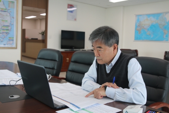 1일 최명용 한국어촌어항공단 이사장이 ‘부서별 예산집행현황 점검 영상회의’를 주재하고 있다.