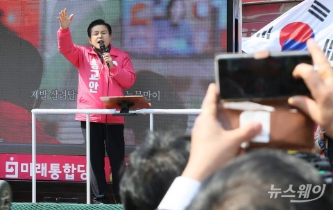 거리 유세 나선 황교안 대표