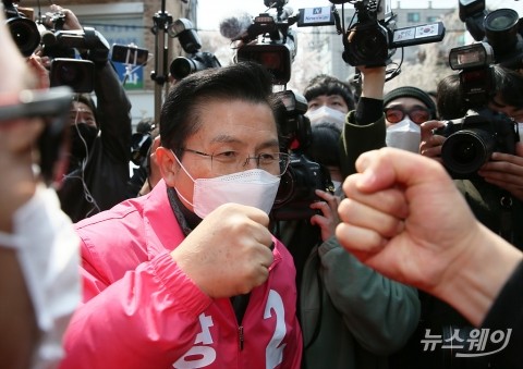 황교안 대표, 첫 거리 유세 ‘시민들과 주먹인사’