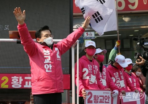 첫 거리유세 나선 황교안 대표