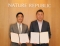 1일 네이처리퍼블릭 본사에서 열린 계약 체결식에서 한국테크놀로지 김용빈 회장(왼쪽)과 네이처리퍼블릭 정운호 대표이사(오른쪽)가 기념촬영을 하고 있다./사진=한국테크놀로지