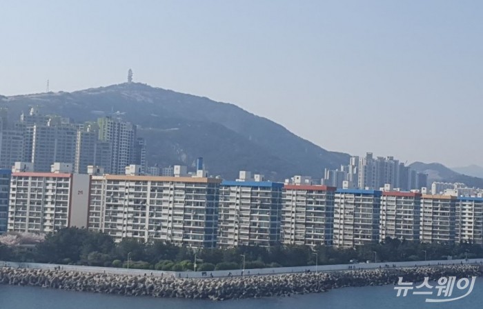 부산시 수영구 남천동 삼익비치 아파트 전경. 사진=이수정 기자