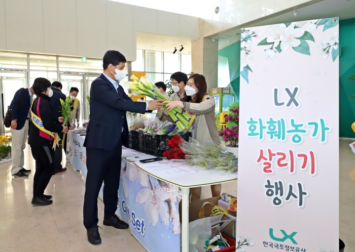 LX 사장직무대행 최규성 부사장이 8일 화훼상품을 구입하고 있다.