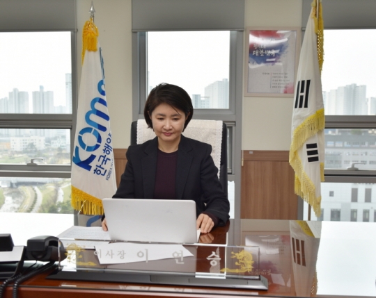 이연승 한국해양교통안전공단 이사장이 비대면 영상회의로 ‘재정분석 점검회의’를 주재하고 있다.