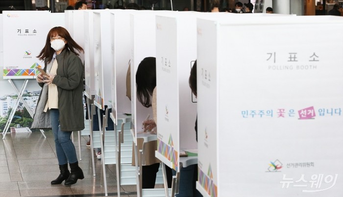 4·15 제21대 총선 사전투표일-서울역 투표소. 사진=이수길 기자 leo2004@newsway.co.kr