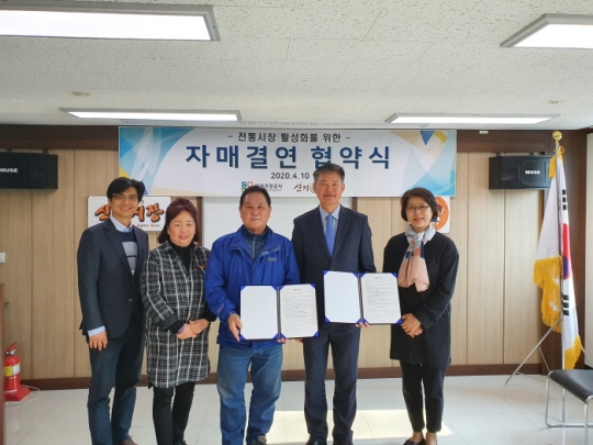 10일 인천관광공사 민민홍 사장(오른쪽 두 번째)이 신기문화관광시장과 자매결연협약을 체결하고 있다.