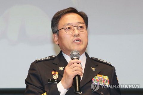 경찰, 자가격리 두 차례 위반한 60대 구속영장 신청···첫 사례