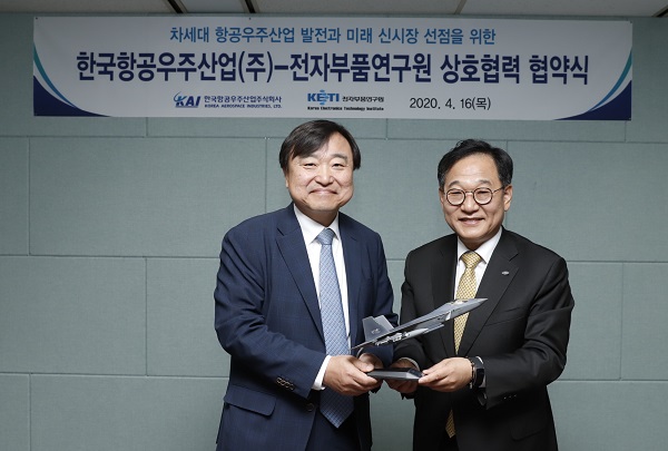 (사진 왼쪽부터) 한국항공우주산업(KAI) 안현호 사장, 전자부품연구원(KETI) 김영삼 원장. 사진=KAI 제공