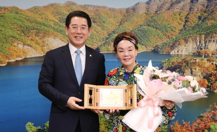 김영록 전남지사가 17일 집무실에서 탤런트 김수미 씨를 전남홍보대사로 위촉했다. 김수미 씨는 전원일기, 가문의 영광, 친정엄마, 수미네반찬 등으로 대한민국 대중문화를 이끌고 있다. 앞으로 2년 동안 전라남도 홍보대사로 활동한다.