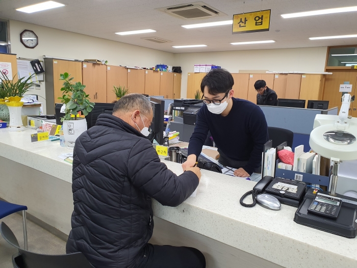 장성군 농업인이 농업인 공익수당을 신청하고 있다