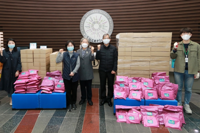 국립광주과학관 김선아 관장을 비롯한 직원들이 ‘과학체험키트’을 발송하고 있다.