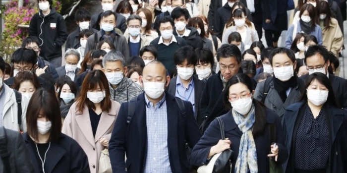 일본 도쿄의 한 거리에서 지난 17일 마스크를 착용한 통근자들이 이동하고 있다. 사진=연합뉴스