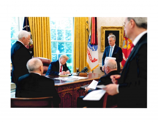 축하메시지에 서명하는 트럼프 대통령. 사진=청와대 제공
