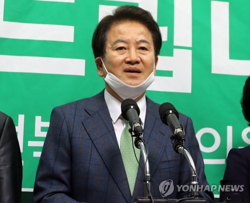 정동영 민생당 전주병 국회의원 후보가 2020년 4월 16일 전북도의회에서 기자회견을 갖고 낙선 인사를 하고 있는 모습. 사진=연합뉴스 제공