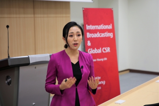 20일 오수영 아리랑TV 앵커가 ‘국제방송 및 글로벌 사회공헌’이라는 주제로 온라인 특강을 진행하고 있다.