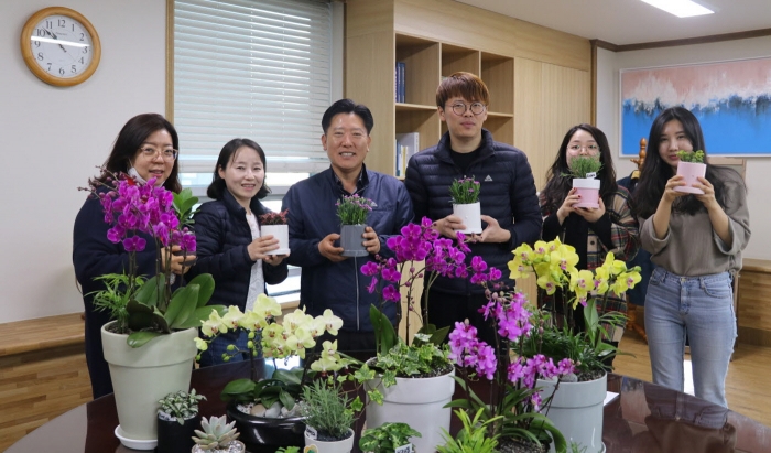 한국국토정보공사 광주전남지역본부 ‘1인 1화분’ 갖기운동 모습