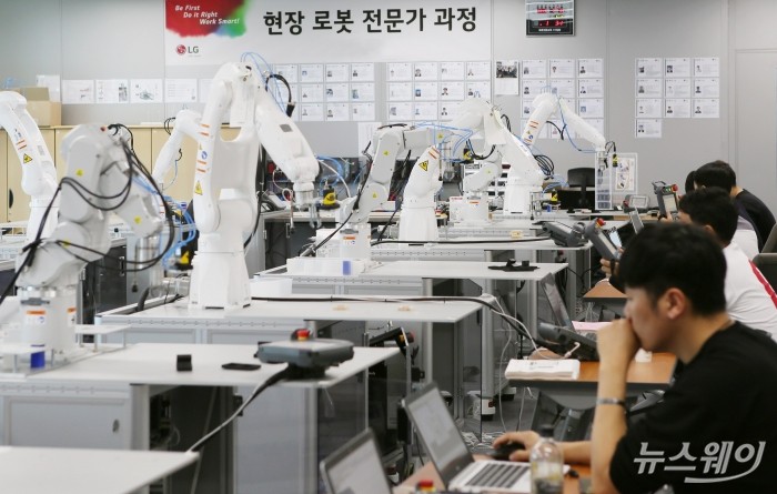 경기도 평택시 LG전자 러닝센터에서 협력사 직원들이 로봇 자동화 교육을 받고 있는 모습. 사진=LG전자 제공