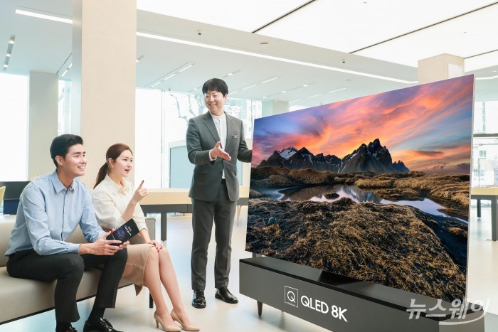판매 상담사가 삼성디지털프라자 삼성대치점에서 2020년형 삼성 QLED TV를 소개하고 있다. 사진=삼성전자 제공