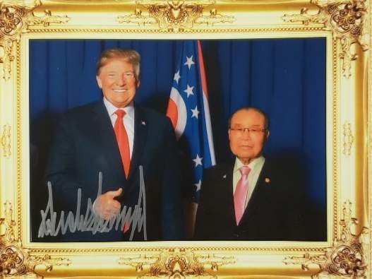 (왼쪽)도날드 트럼프 미 대통령과 임청근 백악관 상임고문이 기념촬영을 하고 있다. (사진=한국테크놀로지 제공)
