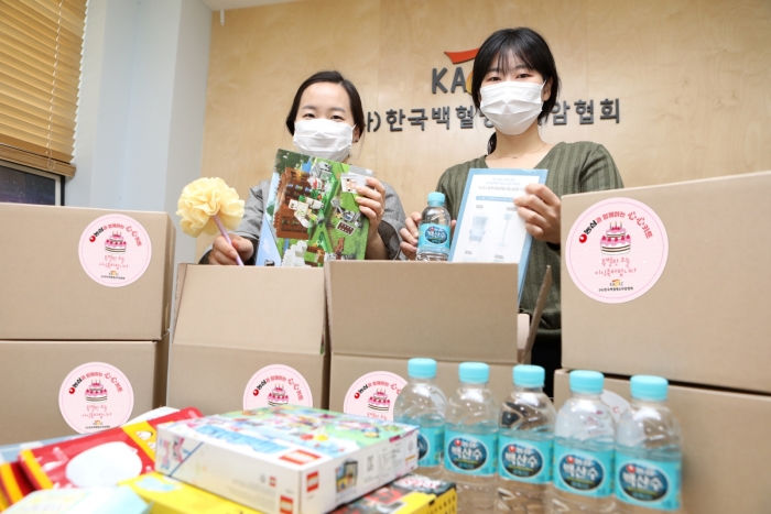 한국백혈병소아암협회 직원들이 농심 심심키트를 포장하고 있다. 사진=농심 제공
