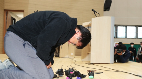 이천 화재 시공사 대표, 유가족 앞에 무릎 꿇어