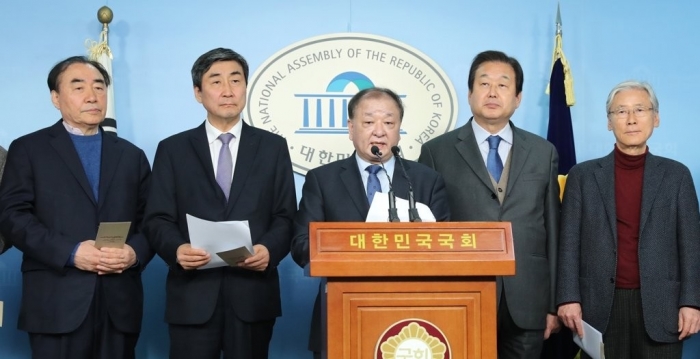 국민 개헌 발안권 회복을 촉구하는 의원들. 사진=연합뉴스 제공