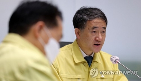 정부 “개학 연기 여부 당장 결정 어려워···추이 지켜 봐야”