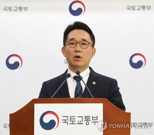 박선호 국토교통부 1차관이 6일 오후 세종시 정부세종청사에서 수도권 주택공급 기반 강화 방안 발표를 하고 있다.