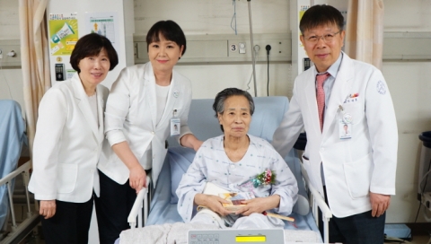 현대유비스병원 이성호 병원장, ‘어버이날 카네이션 달아드리기’ 동참