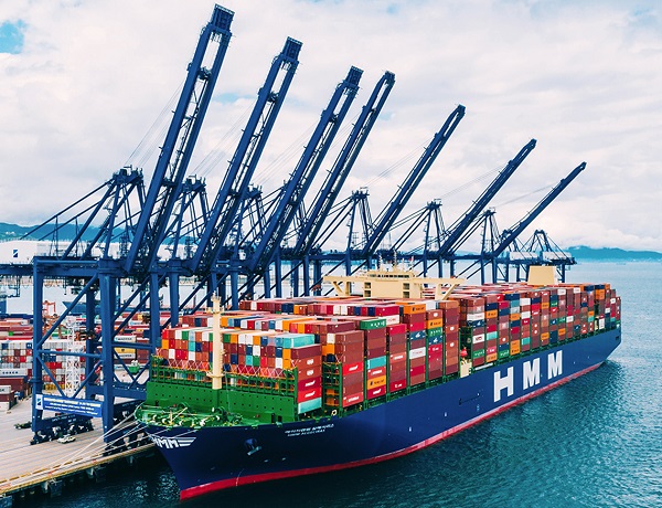 HMM 알헤시라스호는 세계 최대 선박으로 6M 길이(1TEU) 컨테이너를 최대 2만4000개까지 적재할 수 있다. 사진=HMM 제공