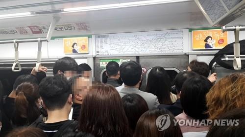 “오늘(13일)부터 혼잡 시간대 서울 지하철 탑승시, 마스크 착용 의무화”