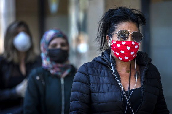 마스크 착용 속 상점 문 다시 여는 유럽···재확산 우려도