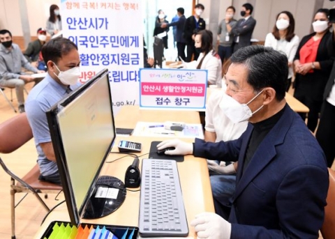  생활지원금 외국인 현장접수 첫날···윤화섭 시장, 직접 신청 받아 外