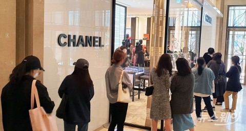 갈수록 콧대 높이는 명품···샤넬 가격 올리자 너도나도 줄인상