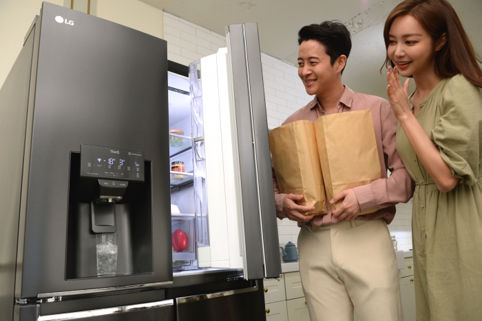 모델들이 음성으로 문이 열리는 LG전자 ‘LG 디오스 얼음정수기냉장고’를 소개하고 있다. 사진=LG전자 제공