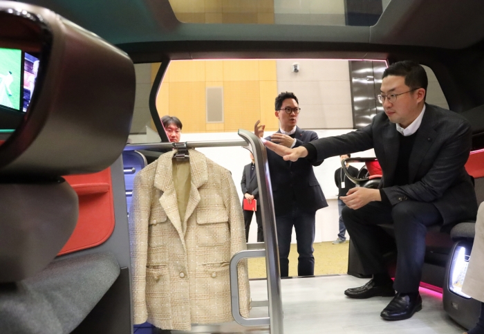 구광모 LG 대표가 서울 서초구 LG전자 디자인경영센터를 방문해 미래형 커넥티드카 내부에 설치된 의류관리기의 고객편의성 디자인을 살펴보고 있다. 사진=LG 제공
