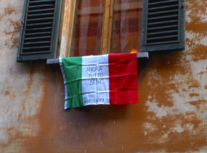 코로나19로 3만명이 넘는 사망자가 발생한 이탈리아에서 한 주민이 창문에 국기를 내걸고 있다./사진=위키미디어
